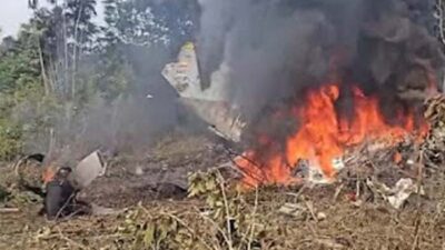 Pesawat militer Kolombia yang membawa 125 orang jatuh dan meledak.