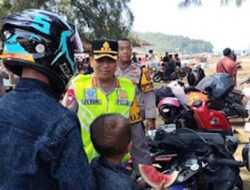 Pantai Air Manis Masih Dipadati Wisatawan, Polisi Perketat Pengamanan