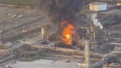 Ledakan dahsyat mengguncang kilang minyak di Port Arthur, Texas, AS.