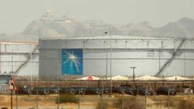 Kilang minyak Saudi Aramco di Ras Tanura, Arab Saudi, kembali menjadi target serangan drone diduga dari Iran, Rabu (4/3).