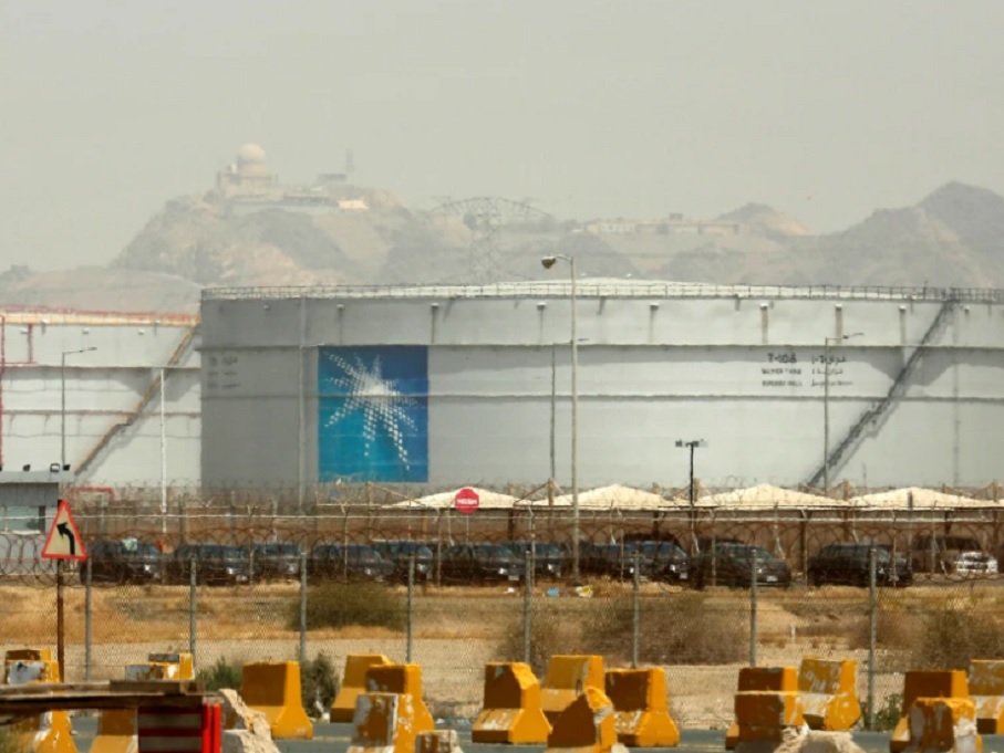 Kilang minyak Saudi Aramco di Ras Tanura, Arab Saudi, kembali menjadi target serangan drone diduga dari Iran, Rabu (4/3).