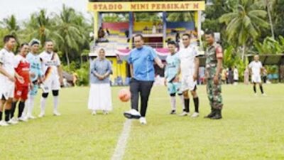 Tendangan pertama dari Wali Kota Pariaman Yota Balad.