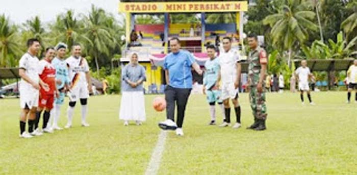 Tendangan pertama dari Wali Kota Pariaman Yota Balad.