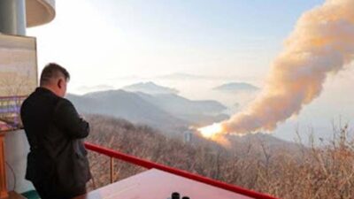Kim Jong Un menyaksikan langsung uji coba mesin roket baru