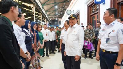 Menko Polkam Djamari Chaniago mengunjungi Stasiun Tugu Yogyakarta untuk memastikan arus mudik dan balik berjalan lancar.