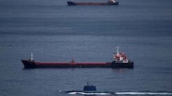 Iran mengancam akan menyerang dan membakar kapal apa pun yang mencoba melintas di Selat Hormuz.