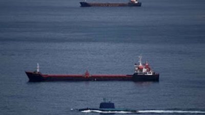 Iran mengancam akan menyerang dan membakar kapal apa pun yang mencoba melintas di Selat Hormuz.