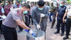 Gubernur Sumatera Barat, Mahyeldi Ansharullah bersama Polda Sumbar memusnahkan narkoba.