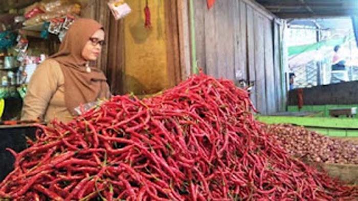 Salah seorang pedagang kebutuhan pokok.