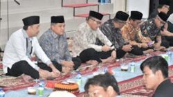 Bupati Agam Benni Warlis dan Wakil Bupati, mengadakan buka puasa bersama.