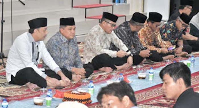 Bupati Agam Benni Warlis dan Wakil Bupati, mengadakan buka puasa bersama.