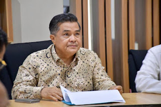 Bupati Agam, Benni Warlis, menghadiri rapat.