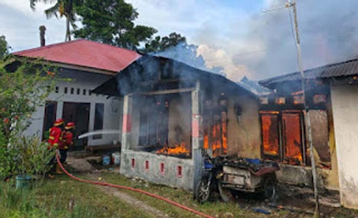 Tiga Petak Rumah di Nanggalo Padang Terbakar, Kerugian Diperkirakan Rp500 Juta.