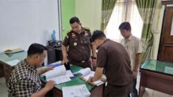 Kejari Pessel melakukan penggeledahan.