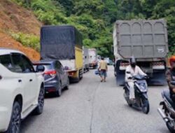 Kendaraan Terjebak Macet 1 Km di Jalur Sitinjau Lauik