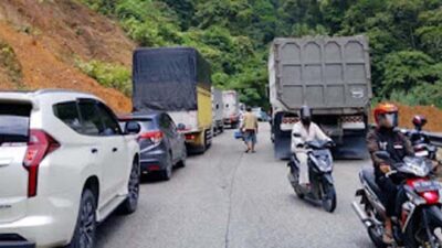 Kendaraan Terjebak Macet 1 Km di Jalur Sitinjau Lauik