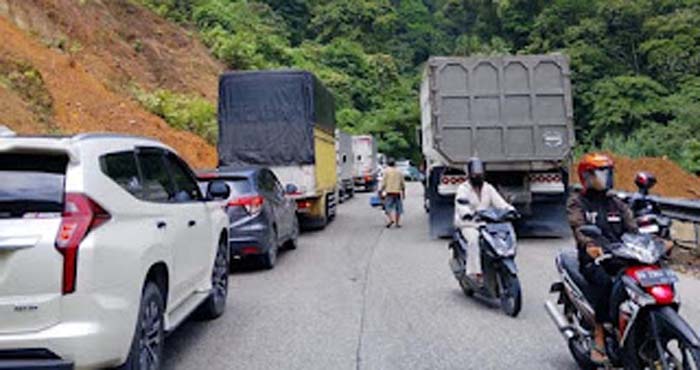 Truk Tronton Rusak, Kemacetan Panjang Terjadi di Panorama Dua Sitinjau Lauik