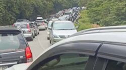 Kemacetan Parah di Panorama Dua Padang Akibat Mobil Mogok.