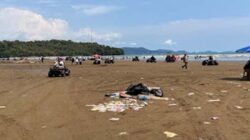 Sampah berserakan di kawasan wisata Pantai Air Manis Padang.