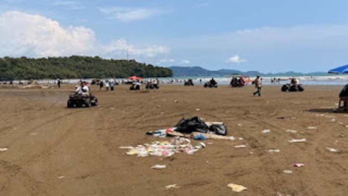 Sampah berserakan di kawasan wisata Pantai Air Manis Padang.