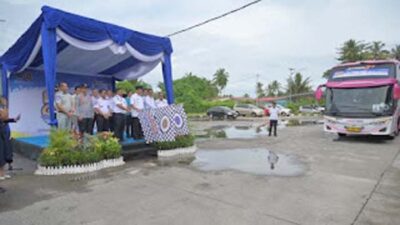 Gubernur Mahyeldi lepas peserta program Balik Gratis 2026.