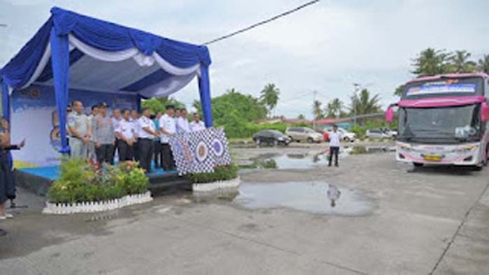 Gubernur Mahyeldi lepas peserta program Balik Gratis 2026.