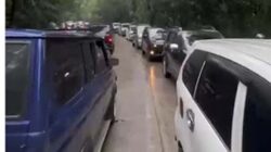 Bus Gagal Menanjak di Sitinjau Lauik Picu Kemacetan Panjang di Dua Arah.