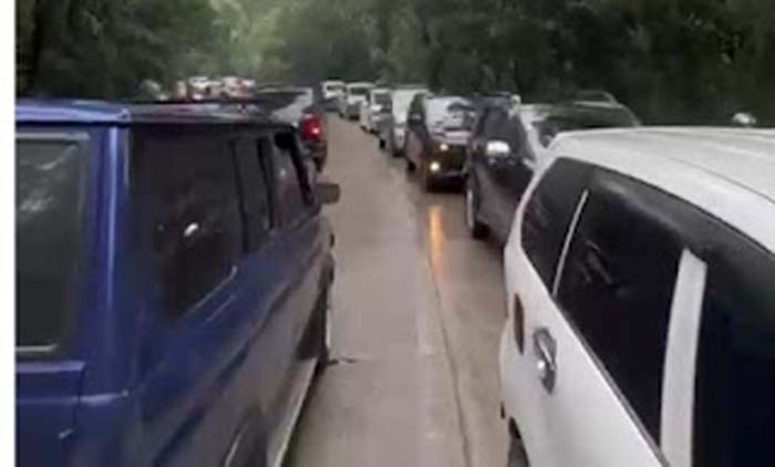 Bus Gagal Menanjak di Sitinjau Lauik Picu Kemacetan Panjang di Dua Arah.