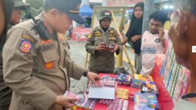 Personel Satpol PP Padang melakukan penyitaan sejumlah petasan