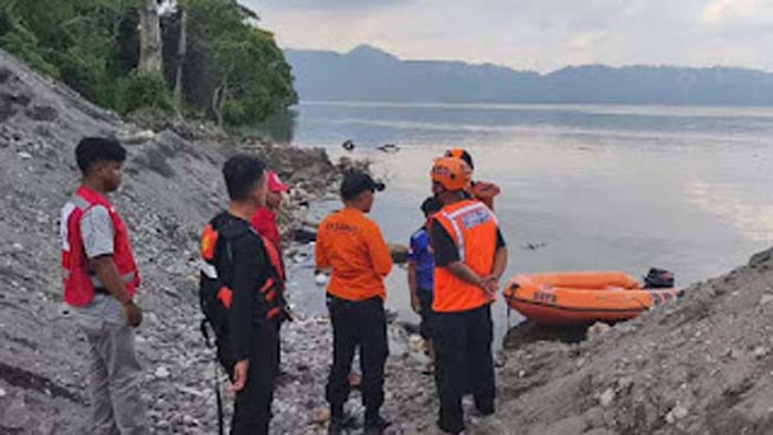 Pencarian anak hanyut di Danau Singkarak oleh Tim SAR.