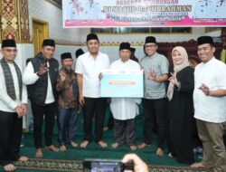 Safari Ramadan di Kabupaten Solok, Vasko Ruseimy Serahkan Bantuan untuk Dua Masjid