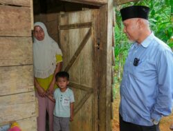 Mahyeldi Ansharullah Serahkan Bantuan RTLH Rp27,5 Juta untuk Keluarga Iswandi di Sumpur Kudus