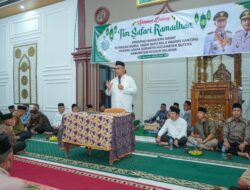 Sekdaprov Sumbar Safari Ramadan di Batu Bala Pesisir Selatan, Serahkan Bantuan untuk Masjid dan Korban Bencana