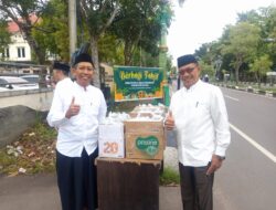 PUPR Kapuas Bagikan Ratusan Takjil untuk Pengendara