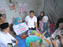 Safari Ramadan di Padang Panjang, Wagub Vasko Ruseimy Serahkan Bantuan Bedah Rumah untuk Salah Seorang Warga Tanah Hitam