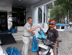 Jasa Raharja Sumbar Bagikan Takjil kepada Pengendara di Tiga Lokasi