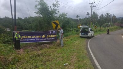 Jasa Raharja Sumbar Bersama Satlantas Polres Solsel Pasang Spanduk Imbauan Keselamatan Mudik Lebaran