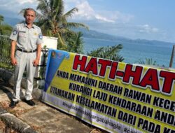 Jasa Raharja dan Satlantas Polres Pessel Pasang Spanduk Imbauan Keselamatan Jelang Idul Fitri 1447 H