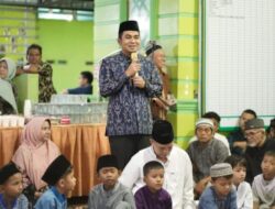 Walikota Solok Berbuka Puasa Bersama Jamaah Masjid Nurul Iman, Serahkan Santunan Anak Yatim