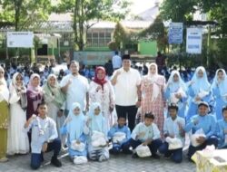 Yota Balad Serahkan Bantuan Paket Sembako kepada Siswa di SMPN 2 Pariaman