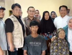 Tangis Haru Pecah “Udin” Bisa Mendengar Usai Pemasagan Alat Bantu di Rumah Sederhana VII Koto