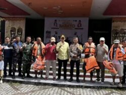 Pemko Pariaman Serahkan Pelampung ke Pengusaha Kapal