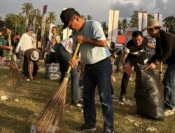 JKA-Rahmat Turun Pungut Sampah Usai Gemuruh Pacu Kudo Padang Pariaman
