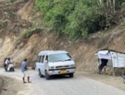 Jalur Rawan Longsor, Warga Bantu Kelancaran Lalu Lintas Jelang Mudik