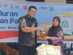 Bulog Pantau Langsung Pembagian Beras dan Minyakita untuk 2.009 Warga Labuhanbatu