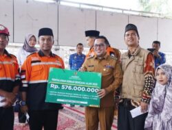 Bupati Beserta Ketua Baenaz Tanah Datar Serahkan Bantuan Bantuan Bencana Melalui Program Baznas