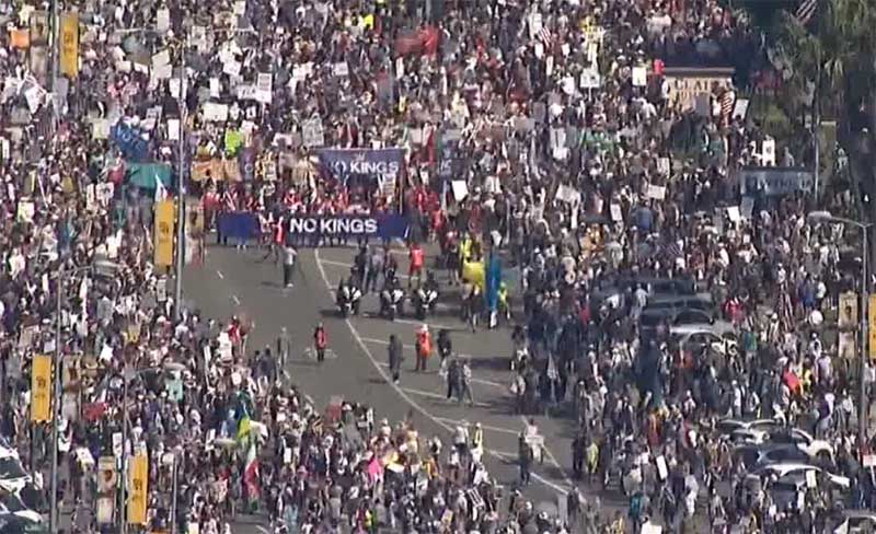 Gelombang kemarahan publik di Amerika Serikat memuncak. Jutaan warga turun ke jalan dalam aksi bertajuk “No Kings” yang digelar serentak di berbagai kota pada Sabtu waktu setempat