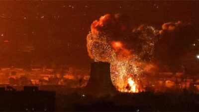 Kilang minyak Iran dibom oleh Israel terlihat api membumbung tinggi.