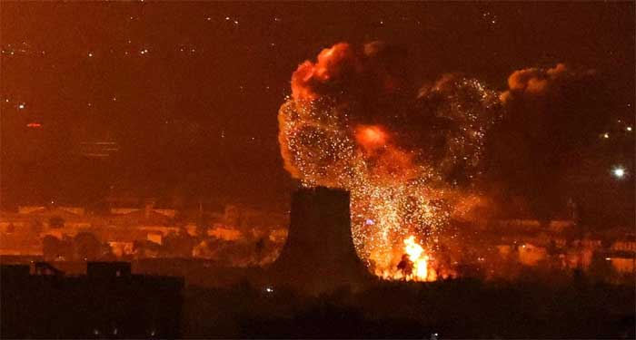 Kilang minyak Iran dibom oleh Israel terlihat api membumbung tinggi.