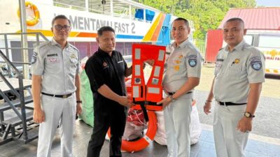 Jasa Raharja Sumbar Serahkan Sarana Keselamatan Pelayaran kepada PT Mentawai Fast